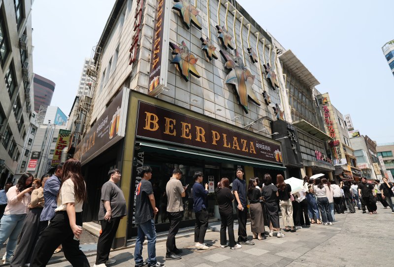 제21대 대통령선거 사전투표 첫 날인 29일 서울 중구 소공동주민센터에 마련된 투표소에서 직장인들이 점심시간을 이용해 투표를 하기 위해 길게 줄을 늘어서 있다. 2025.5.29/뉴스1 ⓒ News1 오대일 기자