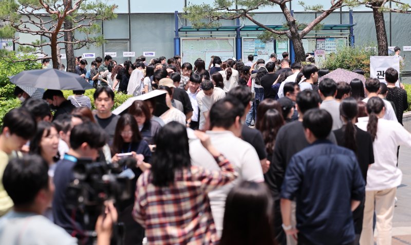 제21대 대통령 선거 사전 투표 첫날인 29일 오전 서울 강남구 역삼1동 주민센터에 마련된 사전투표소에서 유권자들이 투표하기 위해 줄을 서 있다. 2025.5.29/뉴스1 ⓒ News1 김성진 기자
