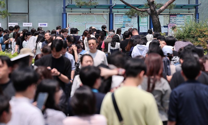 제21대 대통령 선거 사전 투표 첫날인 29일 오전 서울 강남구 역삼1동 주민센터에 마련된 사전투표소에서 유권자들이 투표하기 위해 줄을 서 있다. 2025.5.29/뉴스1 ⓒ News1 김성진 기자