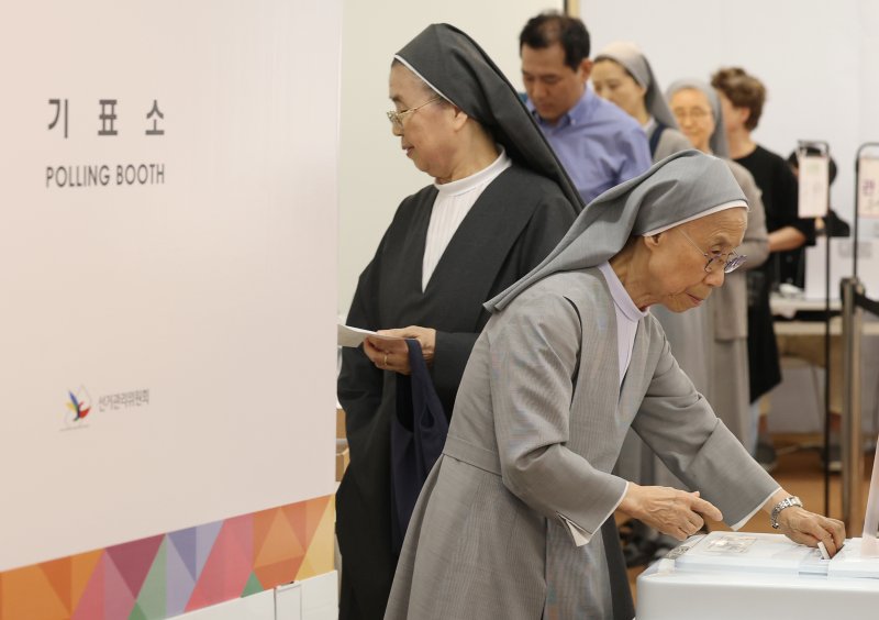제21대 대통령선거 사전투표 첫 날인 29일 오전 서울 중구 명동주민센터에 마련된 투표소에서 수녀들이 소중한 한 표를 행사하고 있다. 2025.5.29/뉴스1 ⓒ News1 오대일 기자