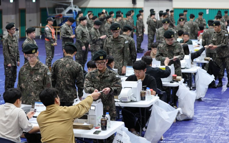제21대 대통령 선거 사전 투표 첫날인 29일 오전 충남 논산 연무문화체육센터에 마련된 연무읍 제2사전투표소에서 육군훈련소 장병들이 투표를 하고 있다. 2025.5.29/뉴스1 ⓒ News1 김기태 기자