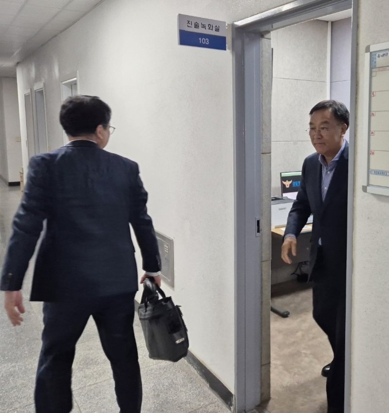 여성 민원인을 상대로 한 성 비위와 금품수수 의혹을 받는 김진하 강원 양양군수 경찰 조사 당시.(뉴스1 DB) ⓒ News1 윤왕근 기자