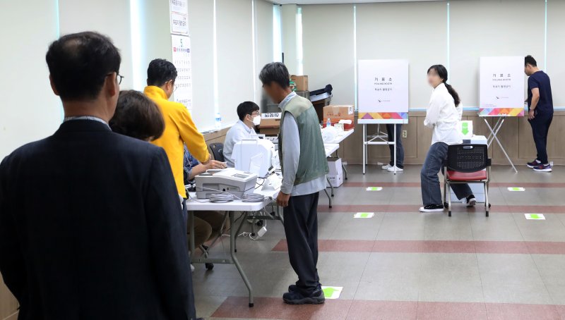 제21대 대통령선거 사전투표 첫날인 29일 오전 경남 양산시 하북면주민자치센터에 마련된 하북면 사전투표소에서 유권자가 투표를 하고 있다. 2025.5.29/뉴스1 ⓒ News1 윤일지 기자