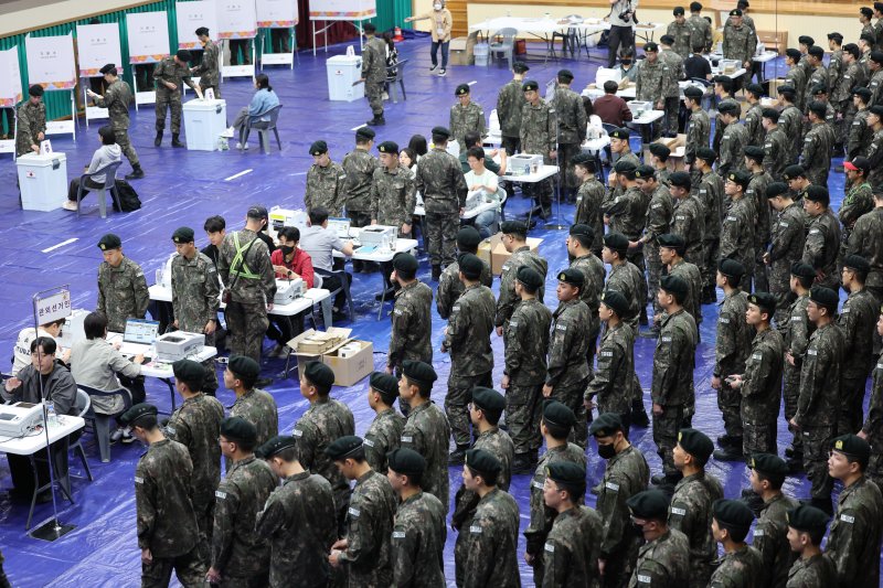 제21대 대통령 선거 사전 투표 첫날인 29일 오전 충남 논산 연무문화체육센터에 마련된 연무읍 제2사전투표소에서 육군훈련소 장병들이 투표를 하고 있다. 2025.5.29/뉴스1 ⓒ News1 김기태 기자