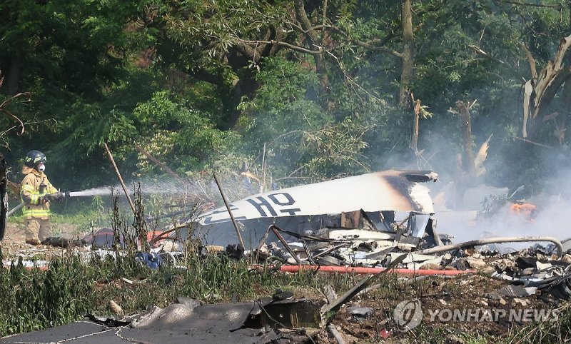 해군 초계기 추락현장 수습중인 소방 당국 (출처=연합뉴스)