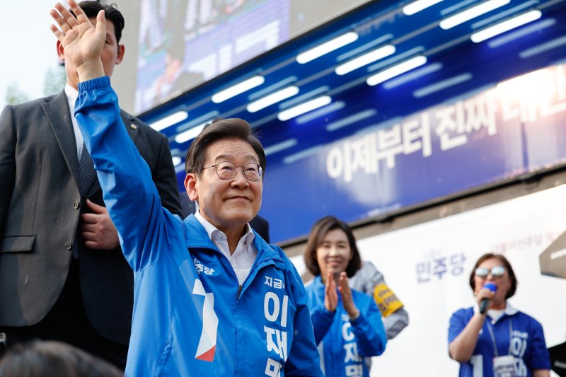 이재명 더불어민주당 대통령 후보가 제21대 대통령선거 사전투표 첫날인 29일 오후 서울 서초구 고속버스터미널광장에서 유세를 마친 뒤 인사하고 있다. 2025.5.29/뉴스1 ⓒ News1 안은나 기자