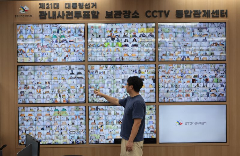 투표소 소동부터 ‘한국인 테스트’에 ‘투표용지 반출’까지…사전투표 첫날 천태만상