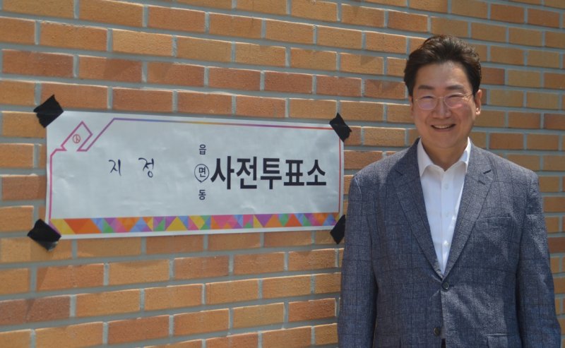 원강수 강원 원주시장이 29일 원주시 지정면 서원주 건강생활지원센터에 마련된 제21대 대통령선거 사전투표소에서 투표를 마친 뒤 취재진 앞에서 기념 사진을 촬영하고 있다. 2025.5.29/뉴스1 신관호 기자