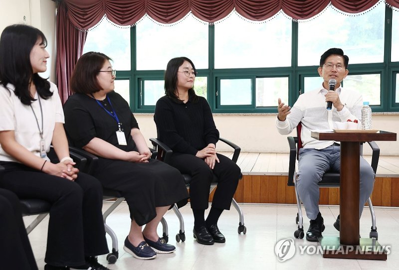 초지종합사회복지관에서 간담회 연 김문수 후보 (출처=연합뉴스)