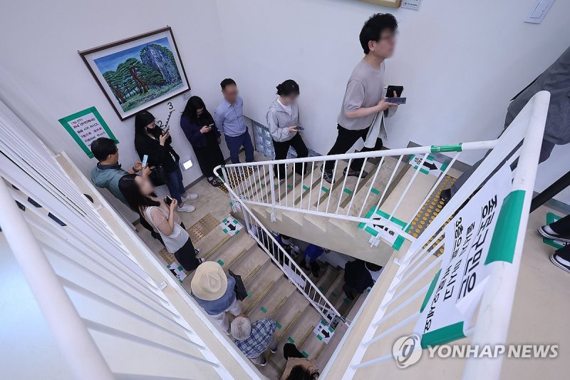 점심시간 맞아 붐비는 사전투표소 (출처=연합뉴스)