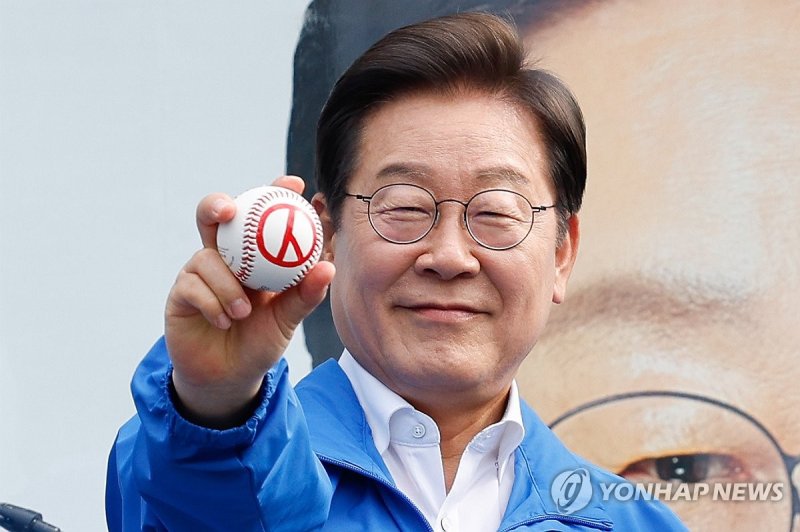 투표 독려 야구공 든 이재명 후보 (출처=연합뉴스)