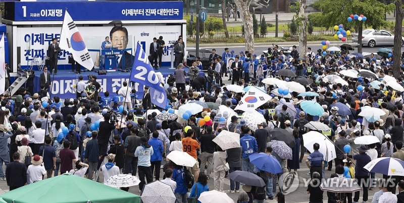 잠실야구장 앞 유세에서 지지호소하는 이재명 후보 (출처=연합뉴스)