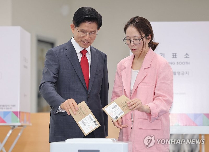 딸과 함께 사전투표하는 국민의힘 김문수 후보 (출처=연합뉴스)