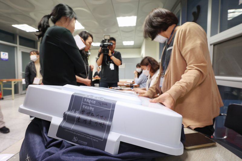 제21대 대통령선거 사전투표일 첫날인 29일 오후 서울 동대문구 성동구선거관리위원회에서 선관위 관계자들이 성동구 관내 사전투표함을 보관소로 옮기고 있다. 2025.5.29/뉴스1 ⓒ News1 민경석 기자