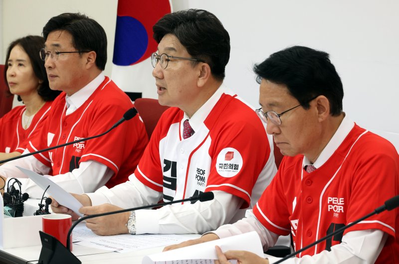 [서울=뉴시스] 조성봉 기자 = 권성동 국민의힘 공동선거대책위원장이 29일 오후 서울 여의도 국회에서 열린 대선 현안 및 추가 공약 발표 기자간담회에서 발언을 하고 있다. 2025.05.29. suncho21@newsis.com