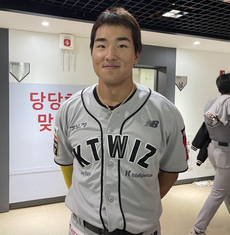 데뷔 첫 만루 홈런을 친 kt 안현민 (출처=연합뉴스)