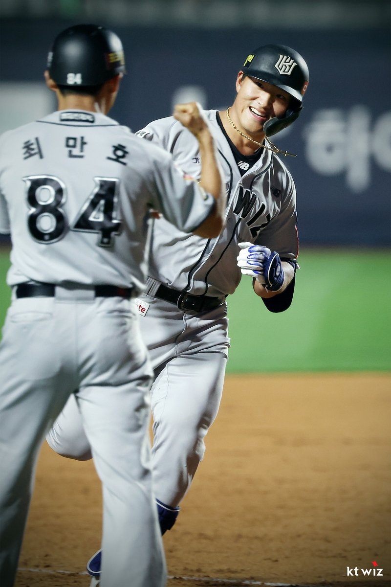 최만호 3루 코치와 기뻐하는 kt 안현민 (출처=연합뉴스)