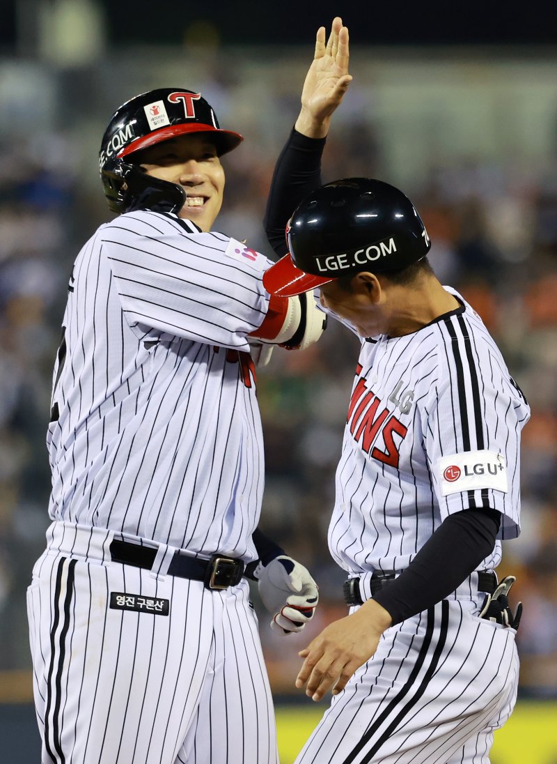 29일 오후 서울 송파구 잠실야구장에서 열린 프로야구 '2025 신한 SOL뱅크 KBO 리그' 한화 이글스와 LG 트윈스의 경기, LG 김현수가 7회말 2사 1,2루에서 역전 적시타를 친 뒤 송지만 코치와 하이파이브를 하고 있다. 2025.5.29/뉴스1 ⓒ News1 김진환 기자