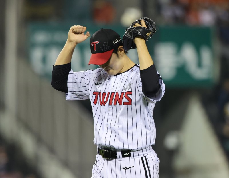 [서울=뉴시스] 김금보 기자 = 29일 서울 송파구 잠실야구장에서 열린 프로야구 2025 KBO리그 한화 이글스와 LG 트윈스의 경기, 9회초 LG 김영우가 이닝을 마치고 기뻐하고 있다. 2025.05.29. kgb@newsis.com
