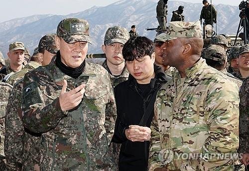 대화하는 김명수 합참의장과 한미연합군사령관 (출처=연합뉴스)