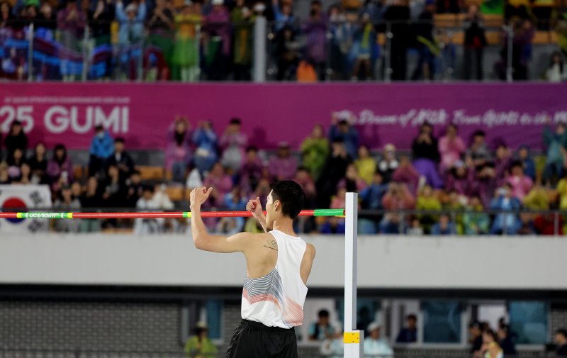 [구미=뉴시스] 이무열 기자 = 우상혁(용인시청)이 29일 경북 구미시민운동장에서 열린 2025 구미아시아육상선수권대회 높이뛰기 결선 2m23 1차시기 점프에 성공 후 기뻐하고 있다. 2025.05.29. lmy@newsis.com