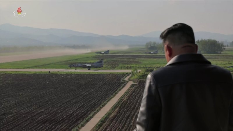[서울=뉴시스] = 김정은 북한 국무위원장이 지난 15일 제1공군사단 관하 비행연대를 방문해 공군 반항공(방공)전투 및 공습 훈련을 지도했다고 조선중앙TV가 17일 보도했다. 중앙TV가 공개한 사진을 보면 미그(MiG)-29와 수호이(Su)-25 등 북한 공군의 최신 자산이 이날 훈련에 동원됐다. (사진=조선중앙TV 캡처) 2025.05.17. photo@newsis.com *재판매 및 DB 금지