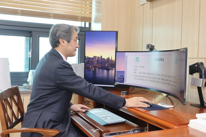 이근배 전남대 총장.(전남대 제공. 재배포 및 DB 금지)/뉴스1