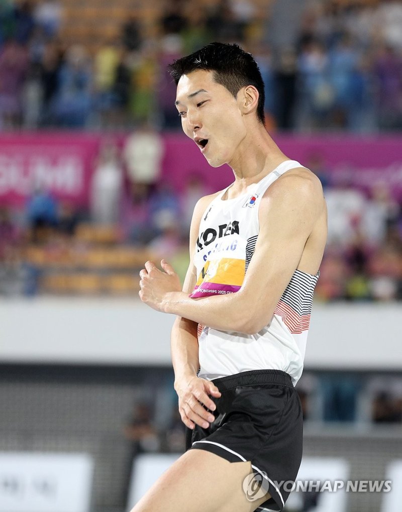 아쉬워하는 우상혁 (출처=연합뉴스)