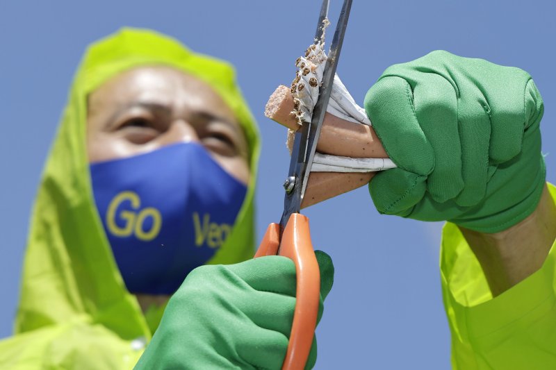 [서울=뉴시스] 최동준 기자 = 한국채식연합, 한국비건연대 등이 31일 세계 금연의 날을 맞아 서울 광화문 광장에서 기자회견을 열고 금연과 채식으로 건강을 지킬 것을 촉구하는 퍼포먼스를 하고 있다. 2024.05.31. photocdj@newsis.com