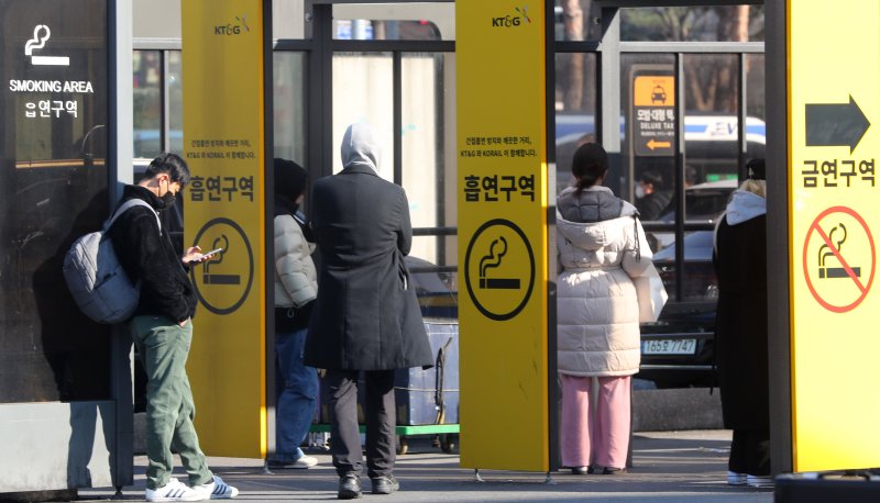 [서울=뉴시스] 김혜진 기자 = 서울 중구 서울역 광장 흡연구역에서 시민들이 담배를 피우고 있다. 2024.03.19. jini@newsis.com