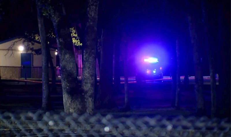 [레이크우드( 미 워싱턴주)=AP/뉴시스] 미국 워싱턴주 레이크우드의 해리 토드 공원에서 5월 28일 밤 총격사건이 발생해 경찰 차량이 진입하고 있다. 2025. 05. 30.