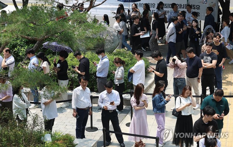 12시 사전투표율 8.7% 역대 최고, 점심 시간 투표 나온 유권자들 (출처=연합뉴스)