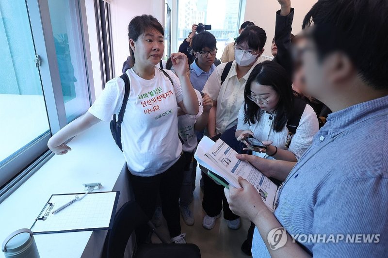 투표 보조 불가 설명 듣는 발달장애인들 (출처=연합뉴스)