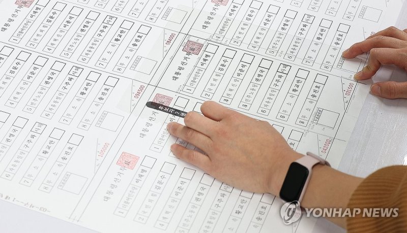 투표용지 반출 논란, 선관위 간부 조사할 듯