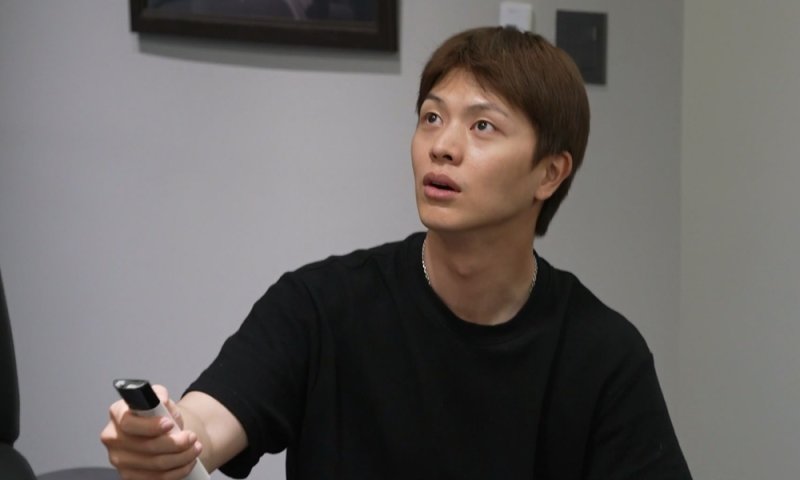 '블랙광인' 육성재, 에어컨마저 검은색으로? 더 흑화한 동굴하우스