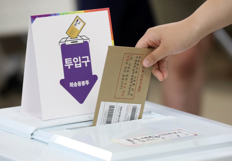 제21대 대통령선거 사전투표 첫날인 29일 부산 남구 용호4동주민센터에 마련된 사전투표소에서 유권자가 투표를 하고 있다. 2025.5.29/뉴스1 ⓒ News1 윤일지 기자