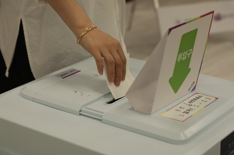 부정선거 감시한다며 애먼 사람 붙잡고 신고..경찰 확인 결과 내국인
