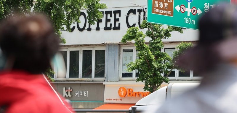 [서울=뉴시스] 이영환 기자 = 26일 서울 시내의 폐업한 카페가 보이고 있다. 2025.05.26. 20hwan@newsis.com