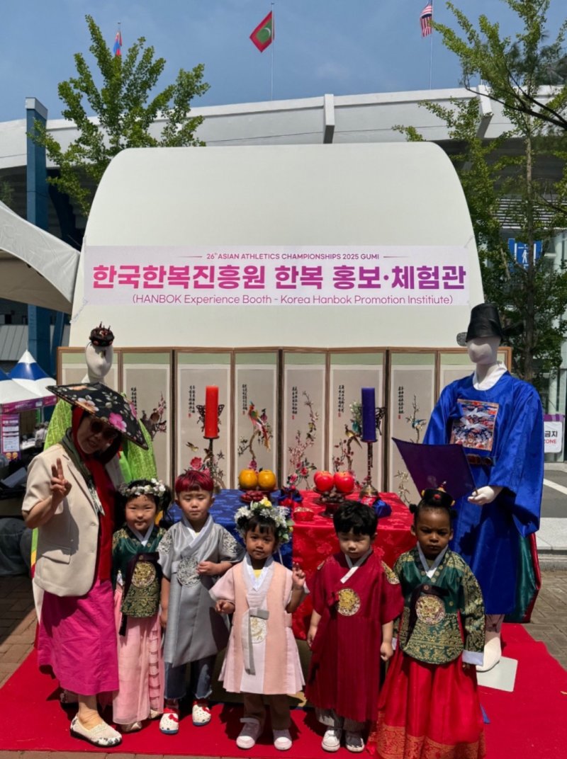 구미 아시아육상경기선수권대회에 차려진 '한복 홍보·체험관'이 국내외 방문객들로부터 큰 인기를 얻고 있다.ⓒ News1 김대벽기자