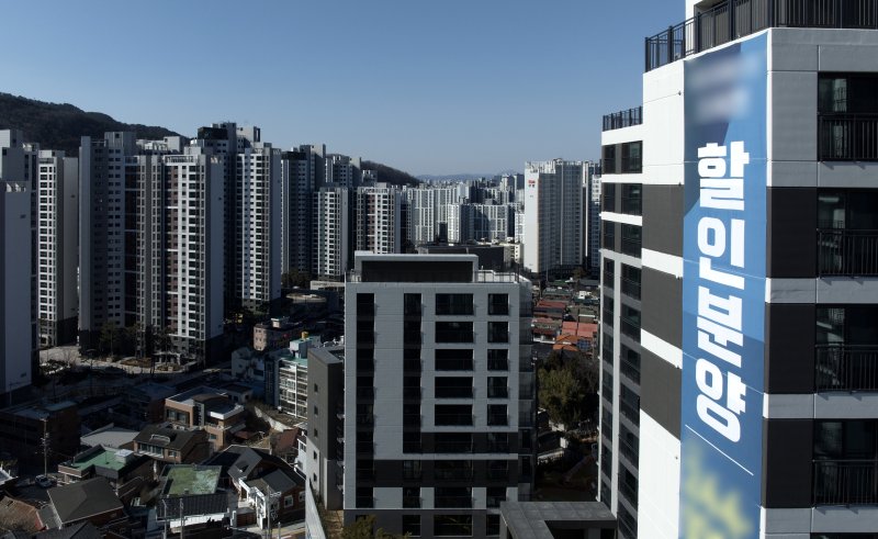 [대구=뉴시스] 이무열 기자 = 대구 수성구의 한 아파트에 할인분양 관련 현수막이 붙어있다. 2025.02.19. lmy@newsis.com