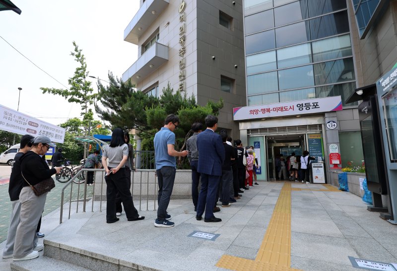 [서울=뉴시스] 이영환 기자 = 시민들이 제21대 대통령 선거 사전투표 첫날인 29일 오후 서울 영등포구 여의동주민센터에 마련된 사전투표소에서 투표를 하기 위해 대기하고 있다. 2025.05.29. 20hwan@newsis.com