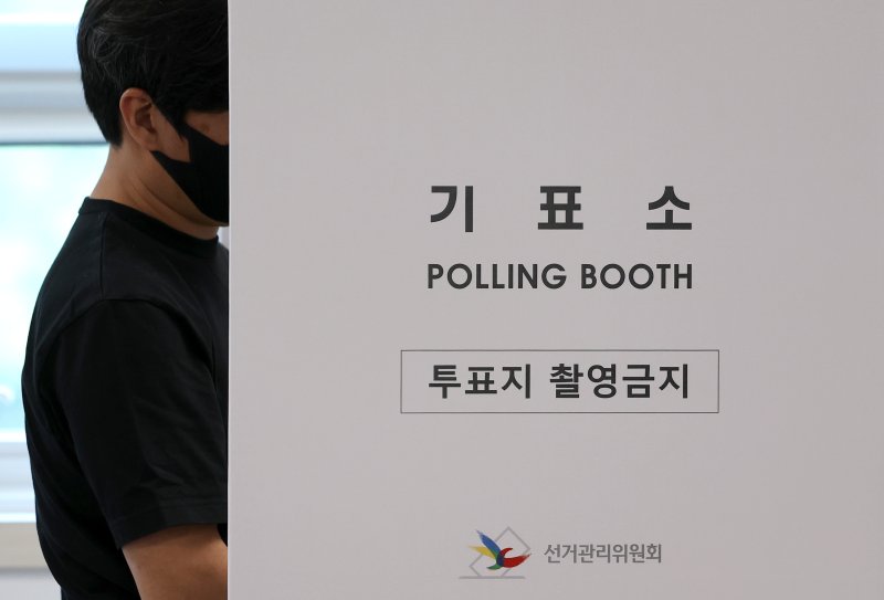 [대구=뉴시스] 이무열 기자 = 제21대 대통령선거 사전투표 첫날인 29일 대구 수성구 범어2동 행정복지센터에 마련된 사전투표소에서 한 유권자가 투표를 하고 있다. 2025.05.29. lmy@newsis.com