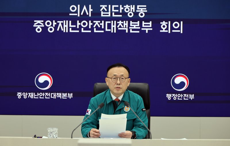 [세종=뉴시스] 강종민 기자 = 이한경 행정안전부 재난안전관리본부장이 지난 3월 20일 세종시 정부세종청사에서 열린 의사 집단행동 중앙재난안전대책본부 회의에서 발언하고 있다. 2025.03.20. ppkjm@newsis.com