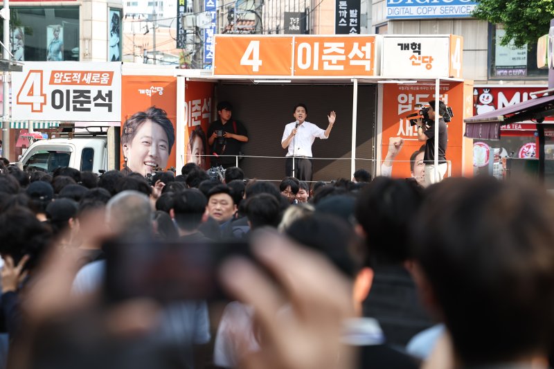 이준석 개혁신당 대통령 후보가 제21대 대통령선거 사전투표 첫날인 29일 서울 성북구 안암역 인근에서 열린 유세에서 지지를 호소하고 있다.2025.5.29/뉴스1 ⓒ News1 민경석 기자