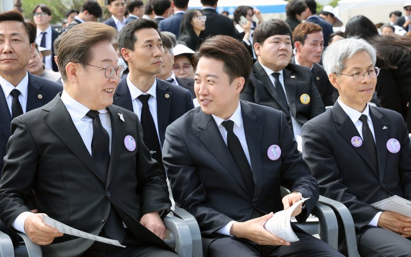 이재명 더불어민주당 대통령 후보가 18일 광주 북구 국립5·18민주묘지에서 열린 제45주년 5·18민주화운동 기념식장에서 이준석 개혁신당 후보와 이야기를 나누고 있다. 오른쪽은 권영국 민주노동당 후보. (광주전남사진기자단) 2025.5.18/뉴스1 ⓒ News1 김태성 기자