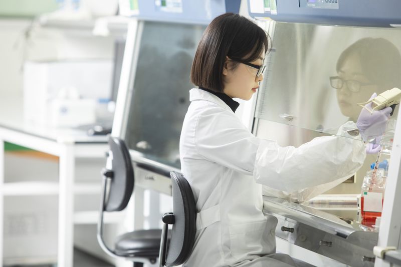 연구개발(R&D) 활동을 진행하고 있는 삼성바이오에피스 연구진. 삼성바이오에피스 제공