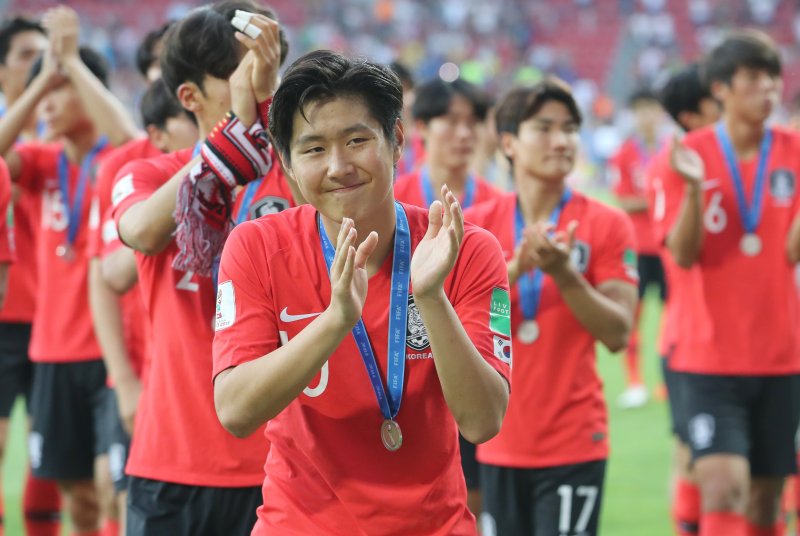U-20 축구대표팀 이강인 선수가 16일 오전(한국시간) 폴란드 우치 스타디움에서 열린 '2019 국제축구연맹(FIFA) U-20 월드컵' 결승전 대한민국과 우크라이나의 경기에서 3:1로 패하며 준우승을 차지한 가운데 그라운드를 돌며 팬들에게 인사하고 있다. 2019.6.16/뉴스1 ⓒ News1 박정호 기자