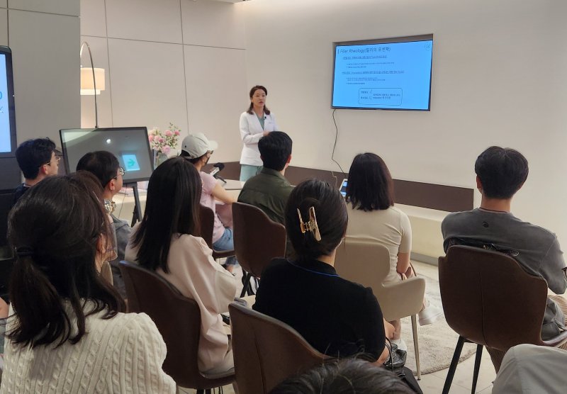 [서울=뉴시스] 휴메딕스가 지난 29일 의료진을 대상으로 HA 필러를 활용한 미세 부위 시술 강연을 개최했다. 연자는 뷰티바성형외과 김은연 대표원장. (사진=휴메딕스 제공) 2025.05.30. photo@newsis.com *재판매 및 DB 금지