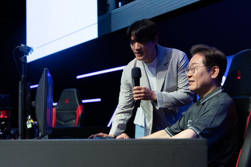 이재명 더불어민주당 대통령 후보가 'K-콘텐츠–e스포츠 LEVEL UP!' e스포츠 산업 현장간담회에서 게임 '리그오브레전드'를 체험하고 있다. 2025.5.17/뉴스1 ⓒ News1 이재명 기자
