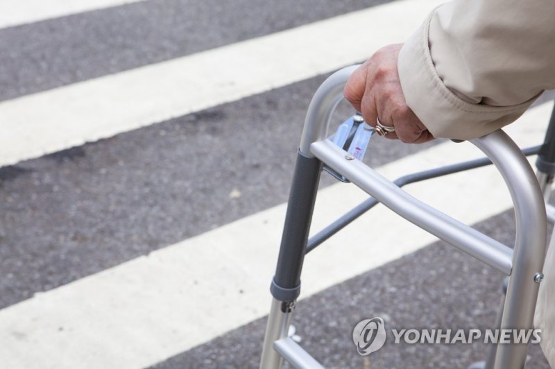 횡단보도 건너는 노인 (출처=연합뉴스)